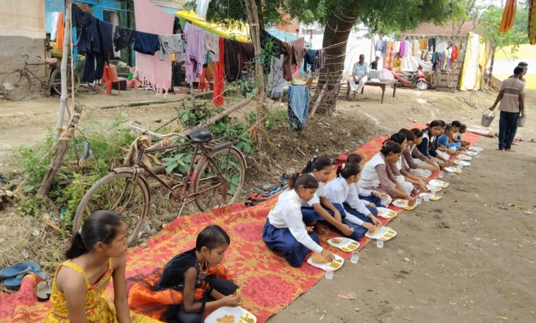 कन्या भोज कराया गया