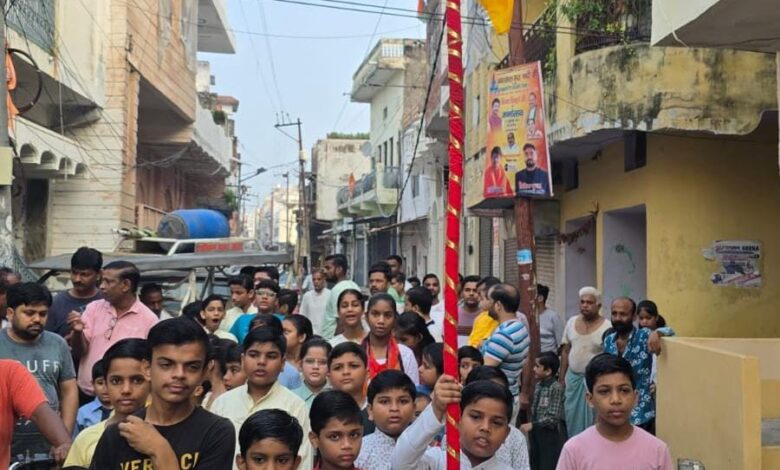 छोटे-छोटे बच्चों की पैदल यात्रा