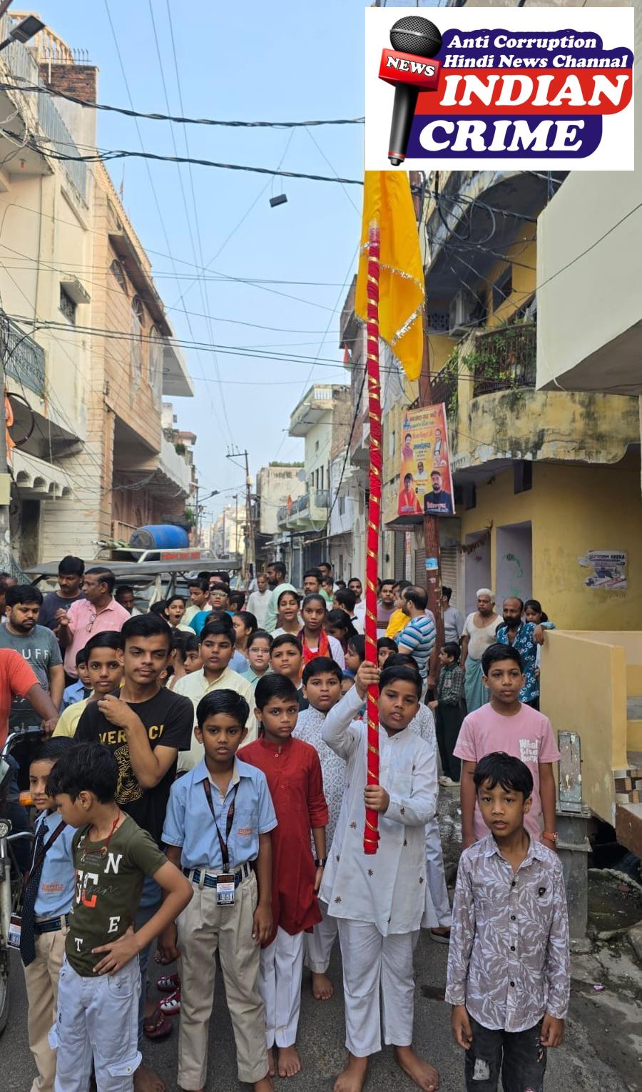 छोटे-छोटे बच्चों की पैदल यात्रा