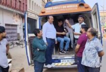 सैंपल चेक करते हुए अधिकारी