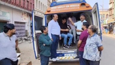 सैंपल चेक करते हुए अधिकारी