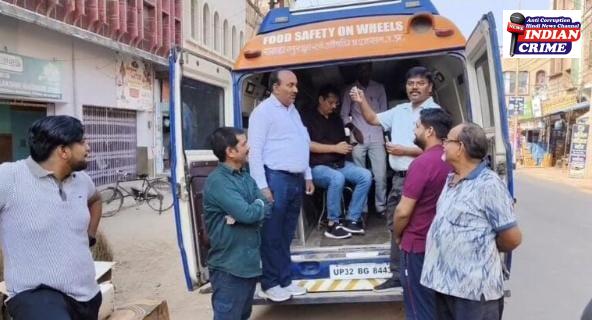 सैंपल चेक करते हुए अधिकारी