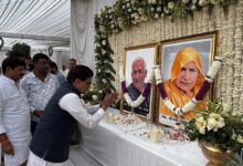 श्रद्धांजलि देते हुए