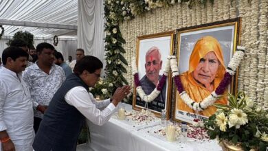 श्रद्धांजलि देते हुए