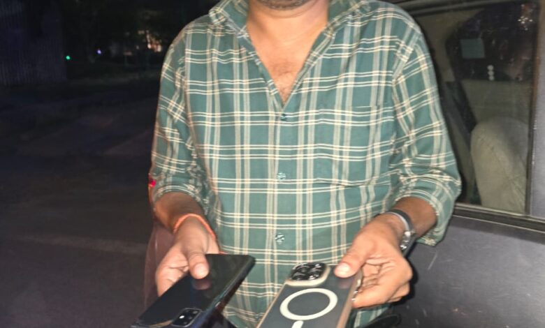 शराब के नशे में मिले गाड़ी चलाते हुए युवक