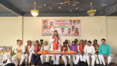 गेस्ट हाउस में मीटिंग करते हुए