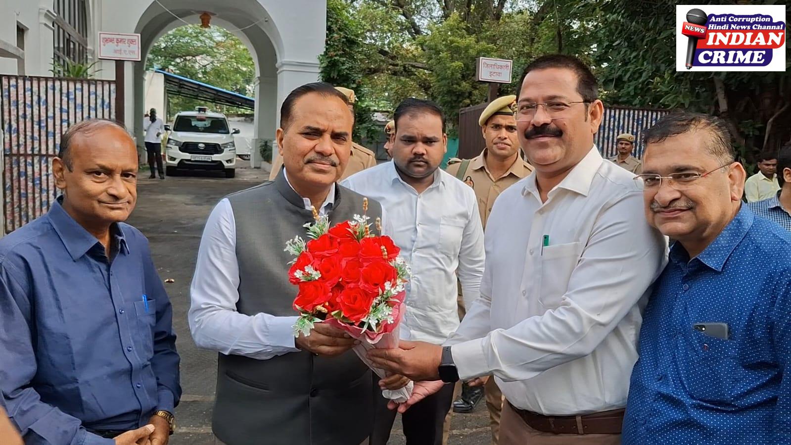 अधिकारियों से मिलने पहुंचे