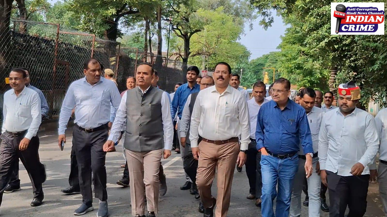 अधिकारियों के साथ पैदल पहुंची 