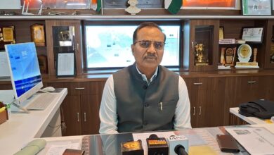 ऑफिस में पहुंच कर लोगों ने स्वागत किया