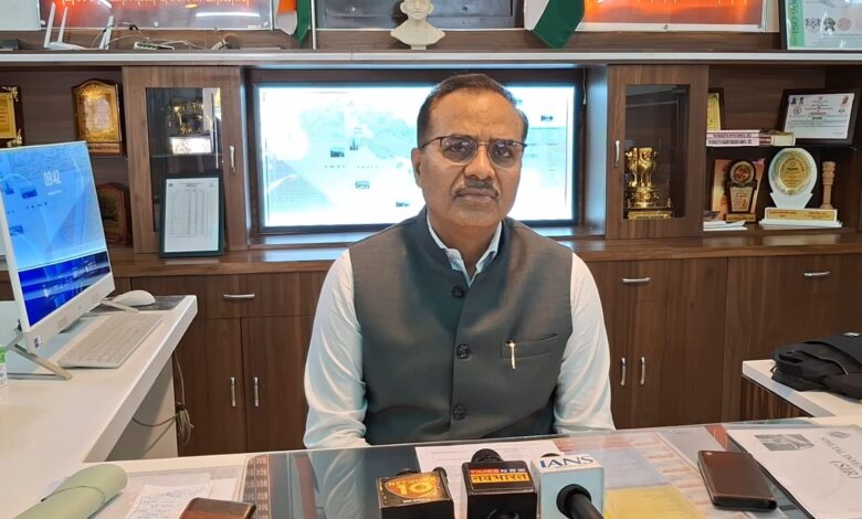 ऑफिस में पहुंच कर लोगों ने स्वागत किया