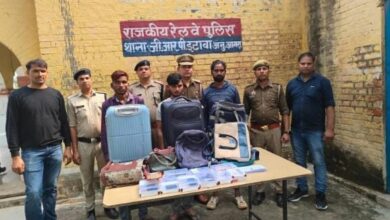 अधिकारियों ने गिरफ्तार किया अपराधियो को