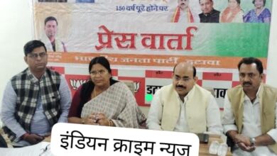 पत्रकारों से वार्तालाप करते हुए