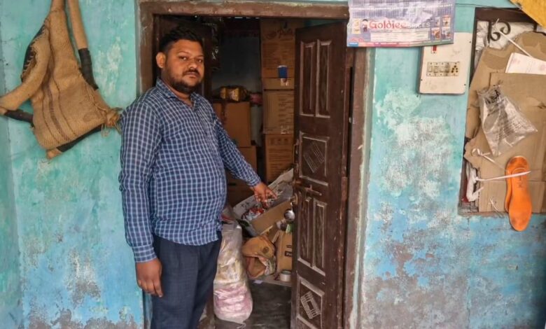 गोदाम मै हुइ चोरी