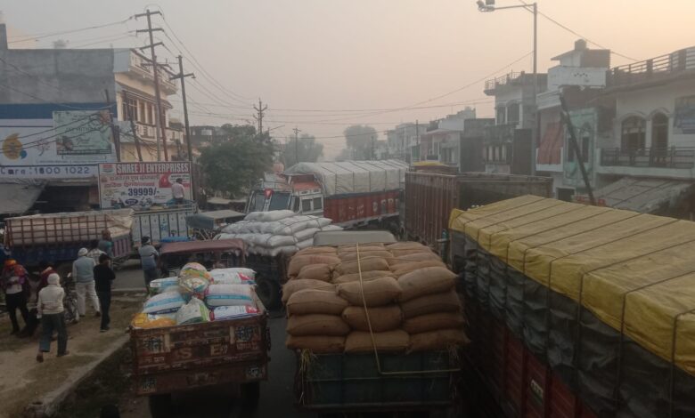 मंडी समिति में लगता है जाम