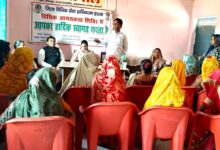 मीटिंग को अटेंड करते हुए