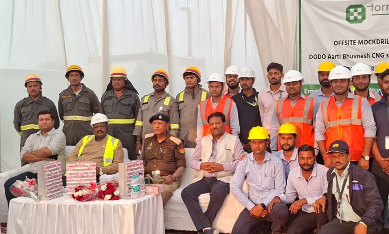 अधिकारी एवं कर्मचारी उपस्थित रहे