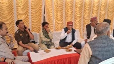 भंडारे में खाना का सैंपल लेते हुए