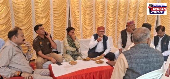 भंडारे में खाना का सैंपल लेते हुए