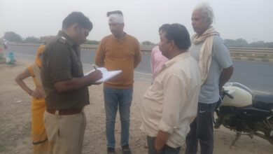 पुलिस अधिकारी मामले की जांच करते हुए