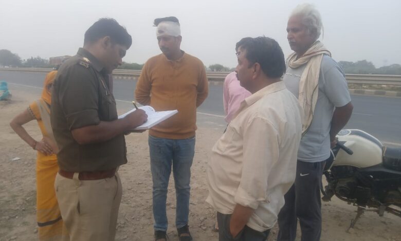 पुलिस अधिकारी मामले की जांच करते हुए