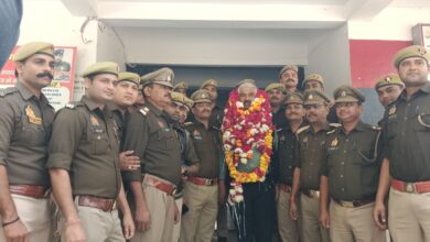 विदाई के दौरानअधिकारियों ने मिलकर सम्मान किया