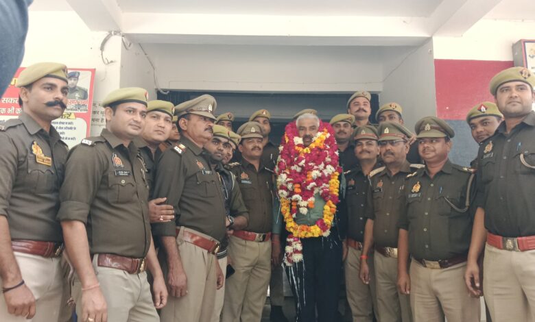 विदाई के दौरानअधिकारियों ने मिलकर सम्मान किया