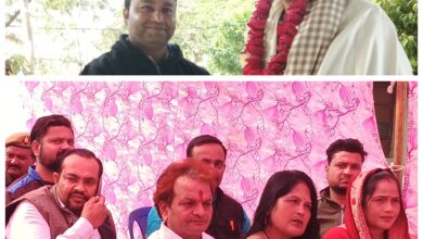 मीटिंग अटेंड करते हुए