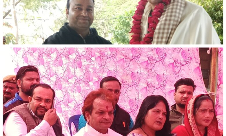 मीटिंग अटेंड करते हुए