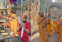 जैन मंदिर में अभिषेक करते हुए