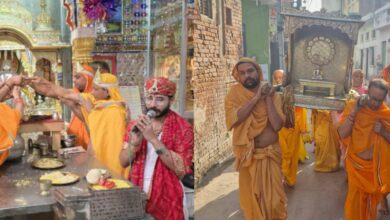 जैन मंदिर में अभिषेक करते हुए