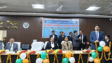 Padadhikariyon ko sambodhit karte hue