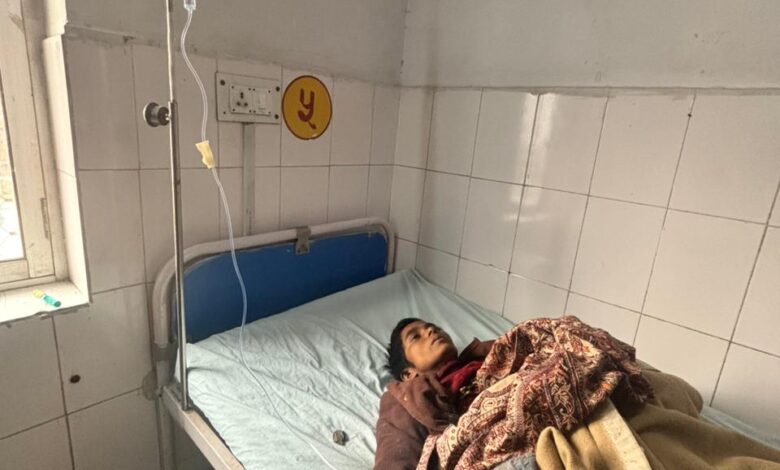 सर्दी के कारण बेहोशी हालत में महिला मिली