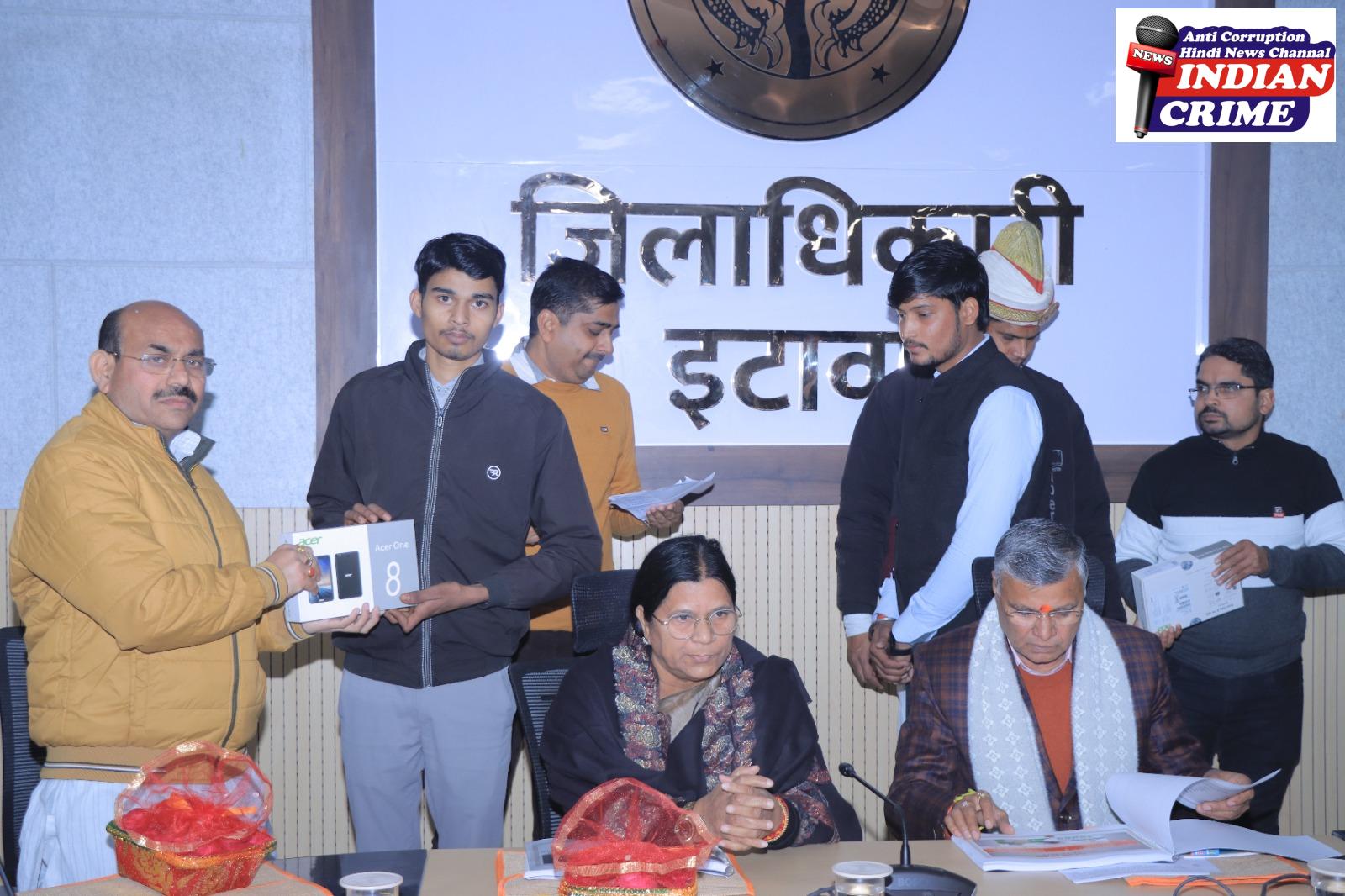 बच्चों को टेबलेट वितरण किए गए