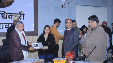 बच्चों को टेबलेट वितरण किए गए