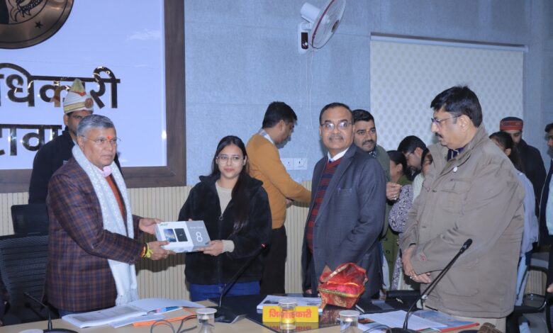 बच्चों को टेबलेट वितरण किए गए