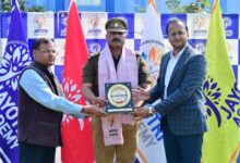 प्रतीक चिन्ह देते हुए