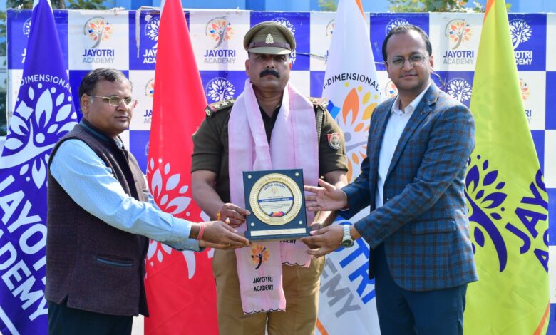 प्रतीक चिन्ह देते हुए