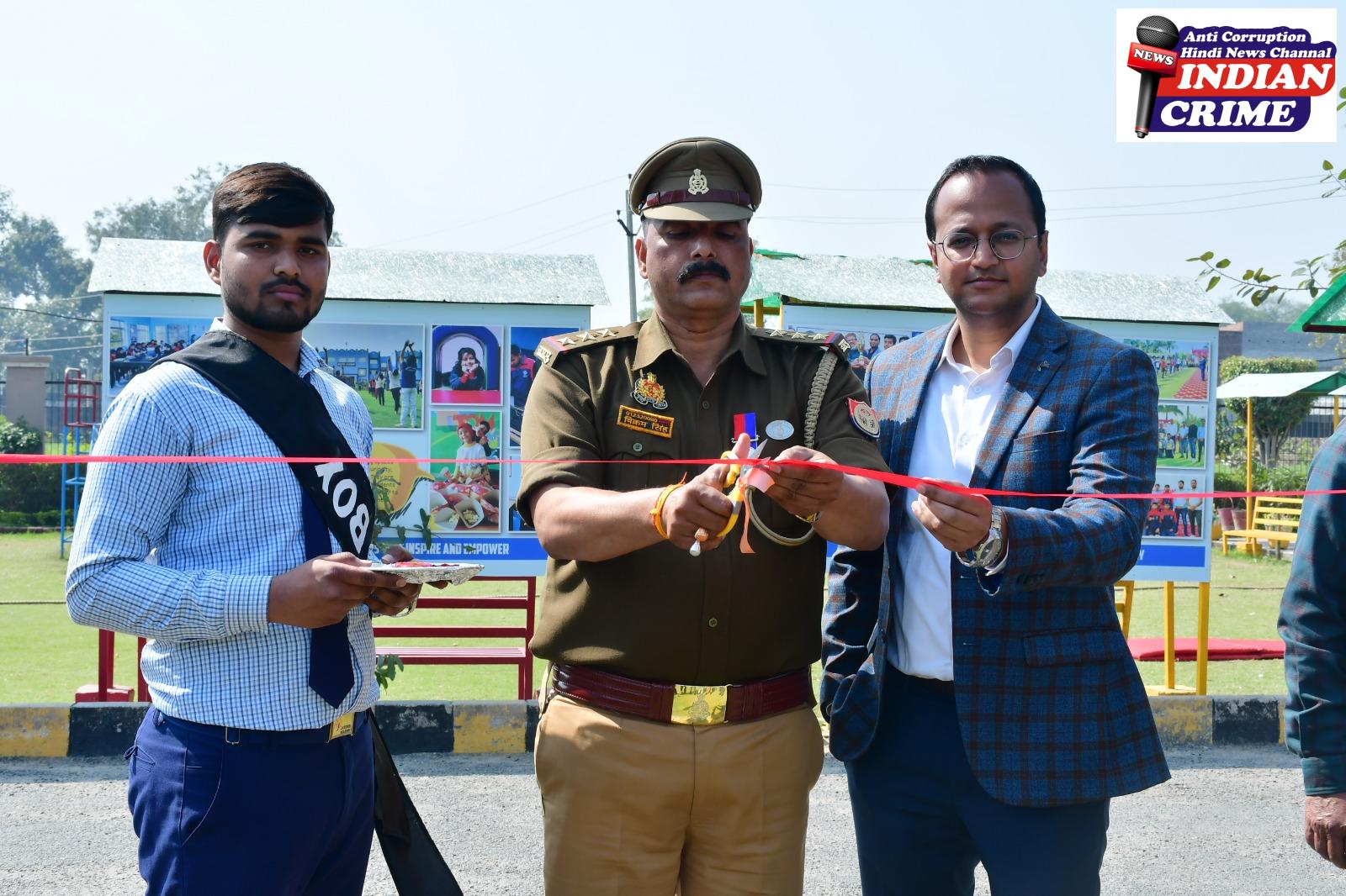 कार्यक्रम में आए हुए पदाधिकारी फीता काटते हुए 