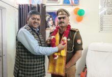 माला को पहनाकर सम्मानित किया