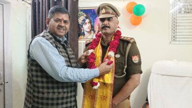 माला को पहनाकर सम्मानित किया