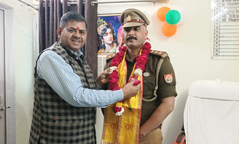 माला को पहनाकर सम्मानित किया