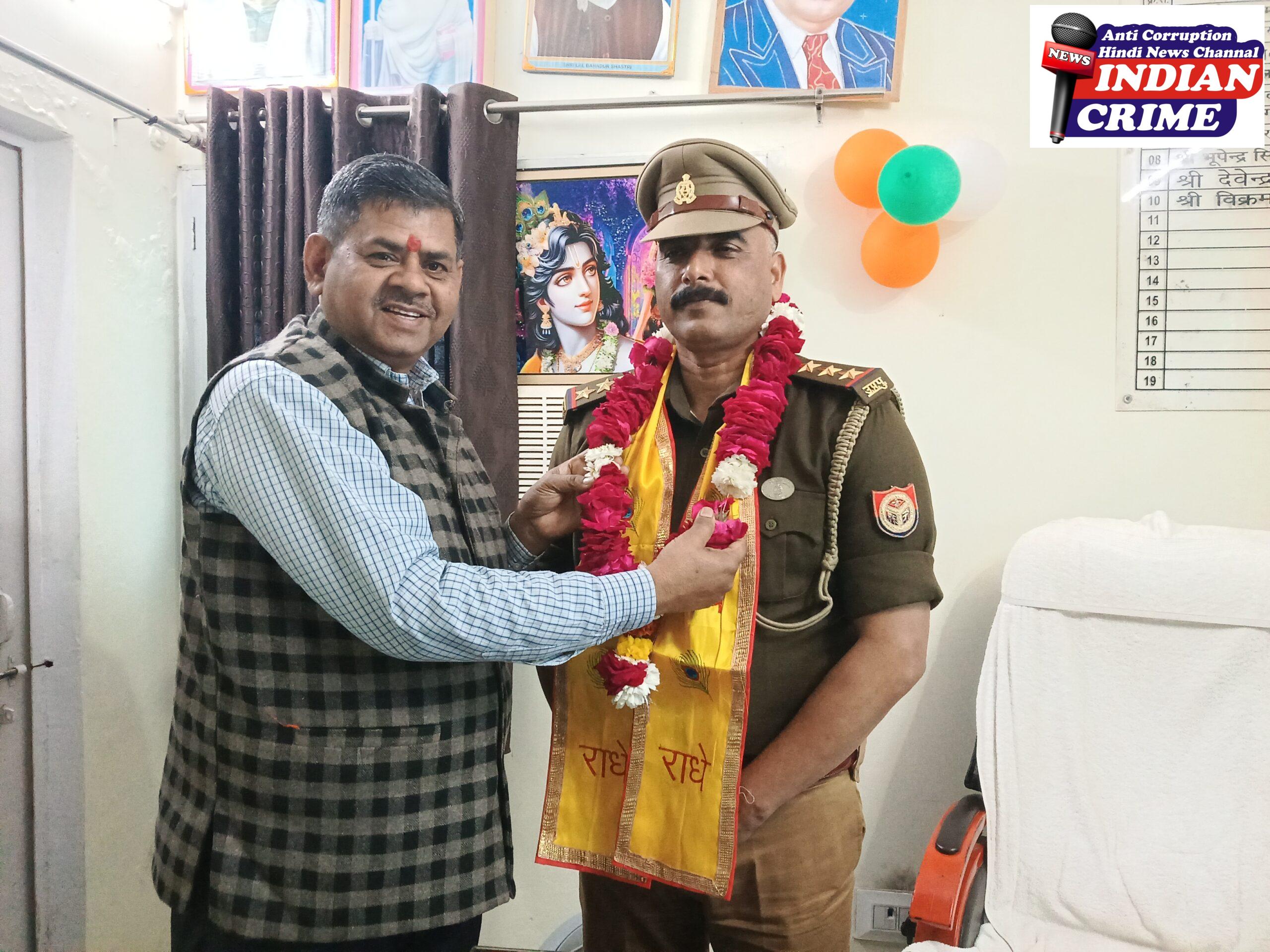  माला पहनाकर उनका स्वागत किया