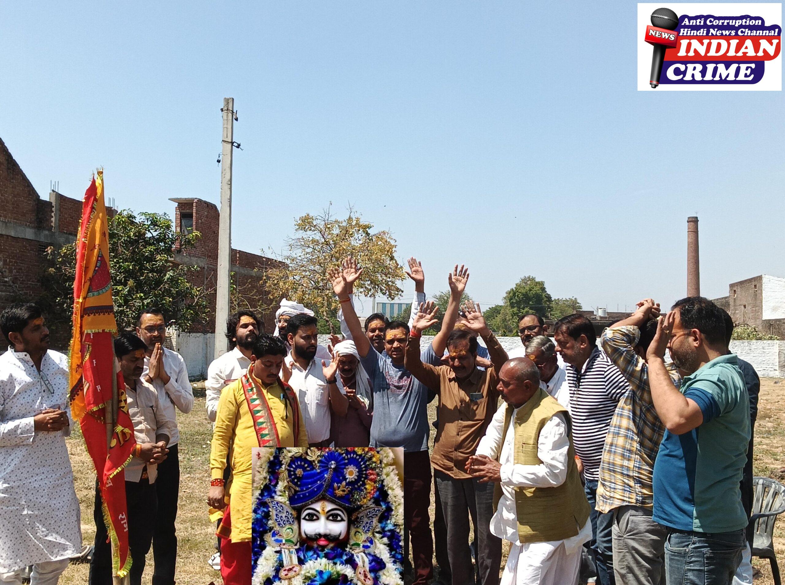 आरती करके प्रसाद वितरण किया गया