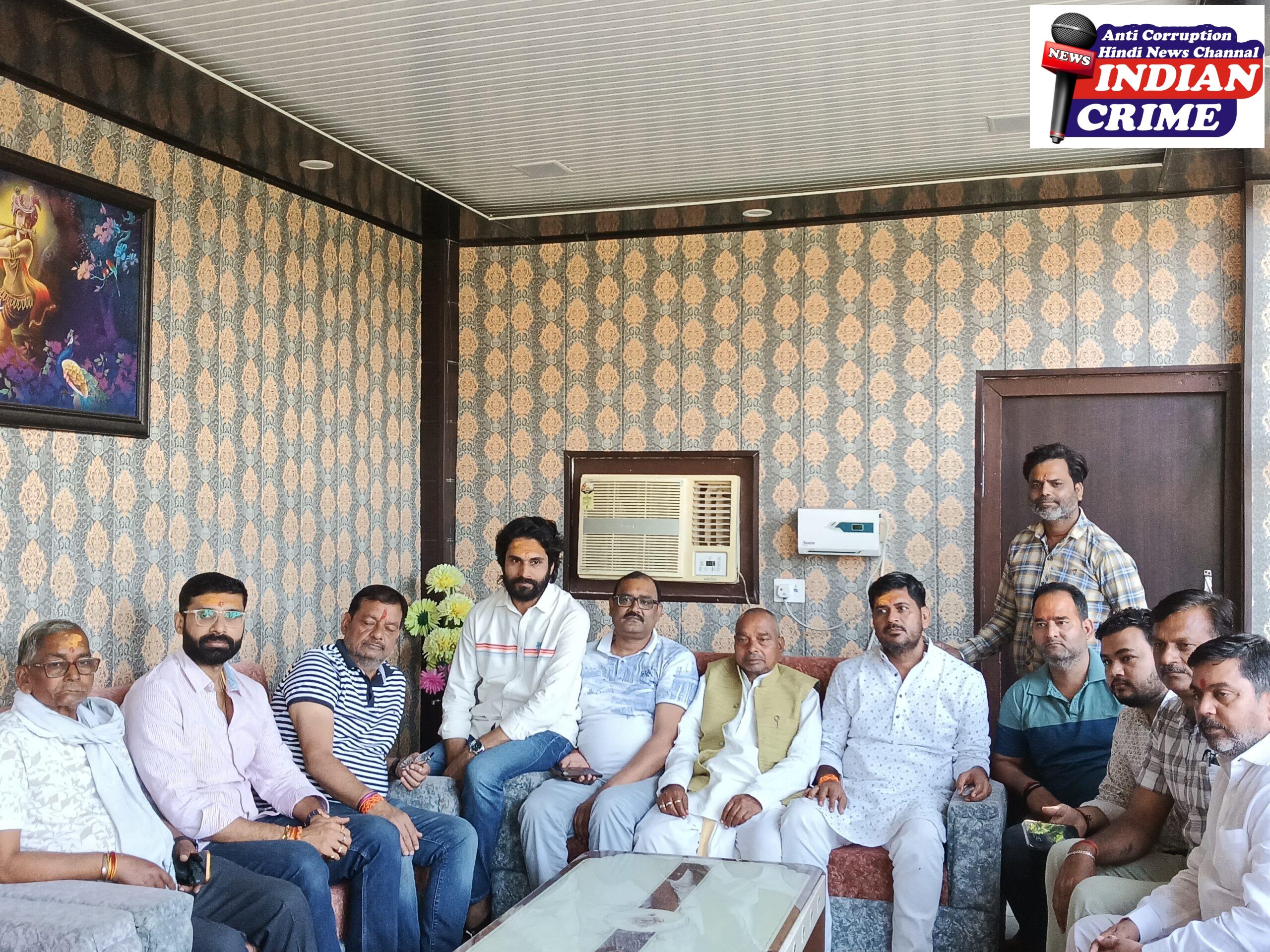 श्याम प्रेमी के मित्र मंडल के पदाधिकारी आए हुए