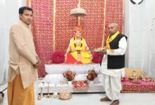 मंदिर के न्यासी श्याम सुंदर चौरसिया पूजा अर्चना करते हुए