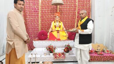 मंदिर के न्यासी श्याम सुंदर चौरसिया पूजा अर्चना करते हुए