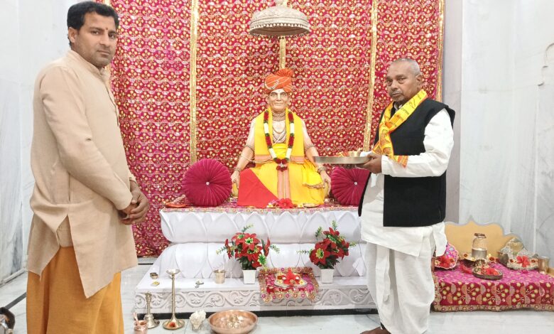 मंदिर के न्यासी श्याम सुंदर चौरसिया पूजा अर्चना करते हुए
