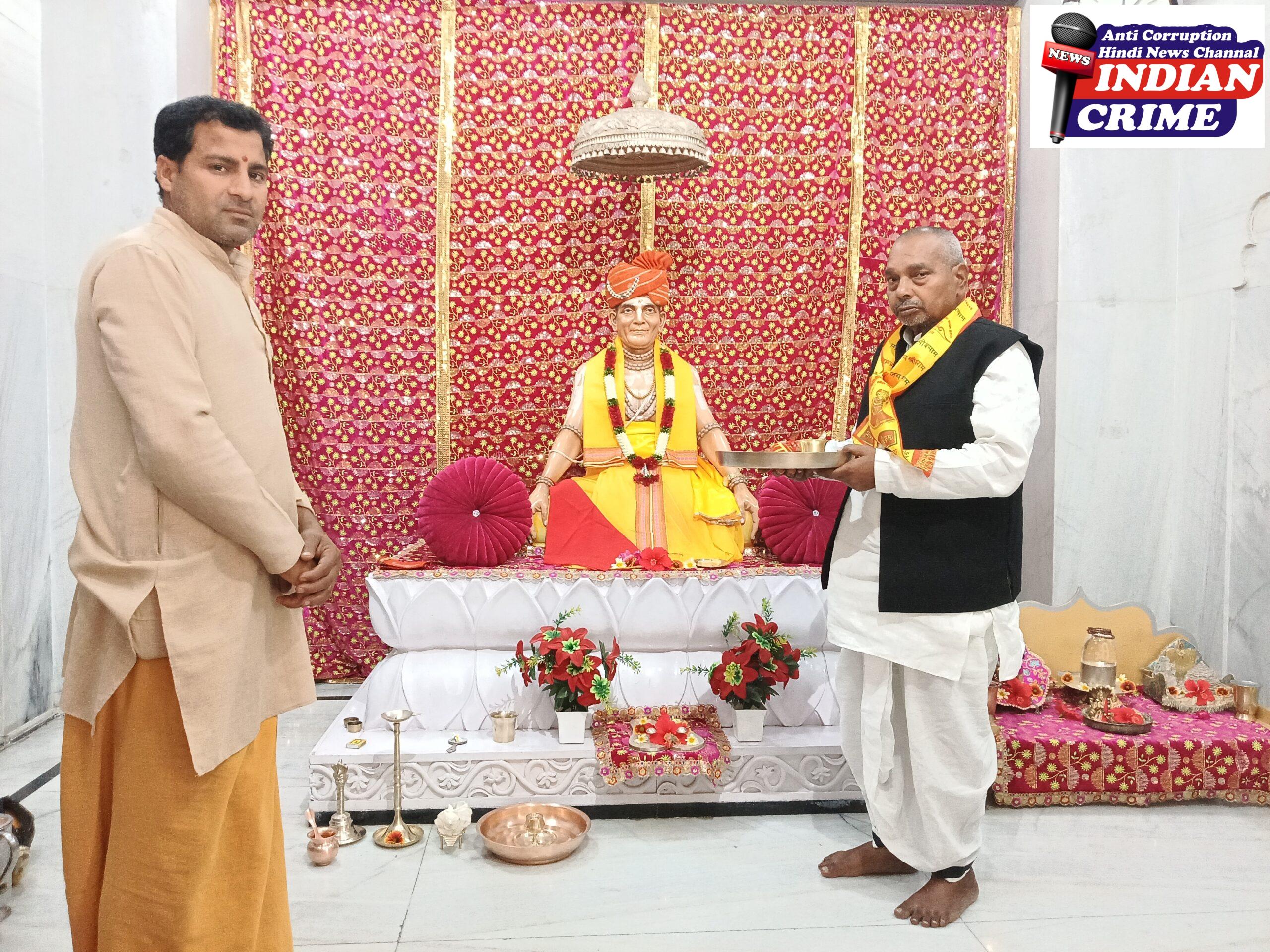 मंदिर के न्यासी श्याम सुंदर चौरसिया पूजा अर्चना करते हुए