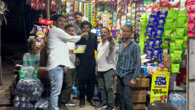 उमैर अली बैग तौहीद कुरैशी को मिठाई खिलाते हुए