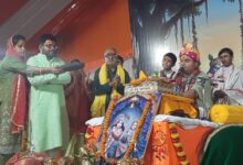 श्रीमद् भागवत सुनकर पूजा अर्चना करके भागवत में आनंद लिया